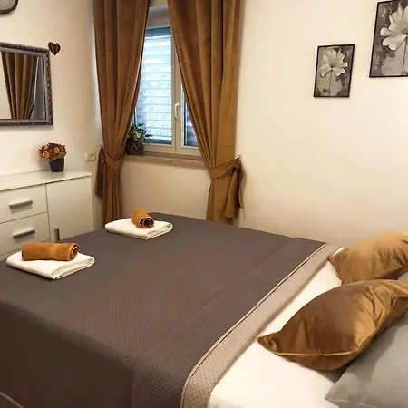 Dora Apartment *