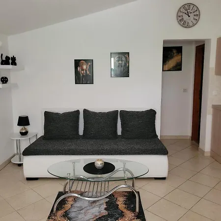 Apartment Dora *